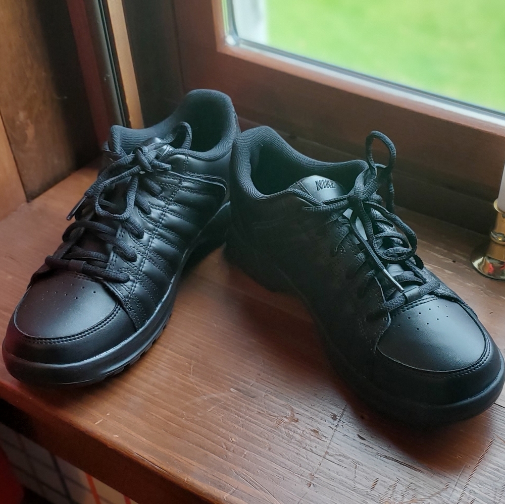 NIKE VTX III 6.5 SNEAKS - LIKE NEW